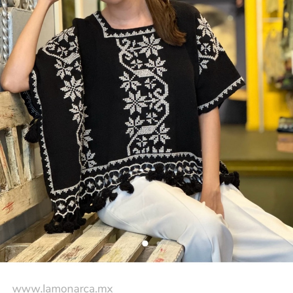 La Monarca Black Poncho with White Floral Design in Black sz OS